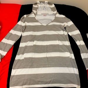 Long shirt with hood and front pocket